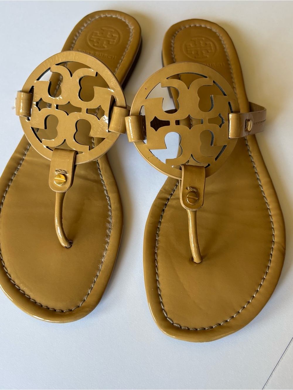 Tory Burch Miller Tan Patent Sandals Old Money Quiet Luxury Slip On Casual Chic - Picture 2 of 10